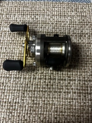 Shimano Cardiff 201 Baitcaster Angelrolle silber/gold - Bild 1 von 4