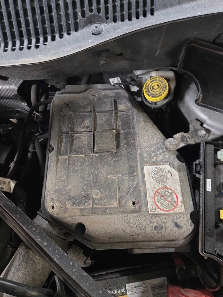 Б/у воздухоочиститель в сборе подходит: 2015 Jeep компас класса A - Изображение 1 из 4