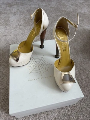 Sandalias de tacón Charlotte Olympia para mujer doradas y de PVC Foto 1 de 4