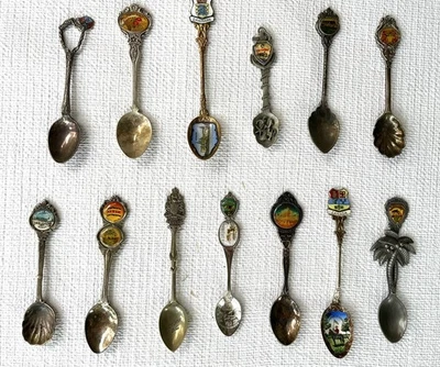 Lote de 13 cucharas de recuerdo vintage colección Disney, Sea World, Canadá, Dinamarca Foto 1 de 4