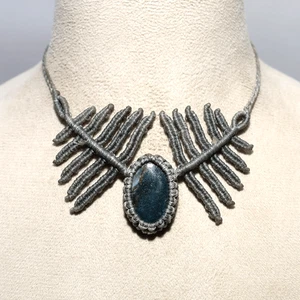 Ala Guardiana ~ Collana Cristallo Girocollo Macramè Tribale Fatto a Mano Pietra Sangue Naturale - Foto 1 di 9