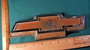 BN93 Chevrolet Red Bowtie Hood Nose Emblem Vintage 1960 #3767009 C/K 10-60 TRUCK - Foto 1 di 9