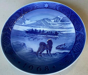 Royal Copenhagen 1968 Christmas Plate The Last Umiak Canoe Dog Danish Blue White - Picture 1 of 3