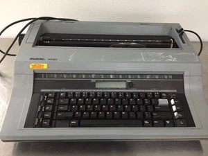 Swintec 4040 Electronic Typewriter - *FOR PARTS/NOT WORKING PROPERLY* POWERS ON. - Picture 1 of 5