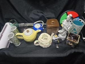 Lotto misto vintage e decorativo - teiere, bicchieri, statuine, candele... - Foto 1 di 8