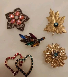 LOT 5 Beautiful Estate Brooches Gold-tone UnSigned Metal Crystals Great Deal K - Picture 1 of 24