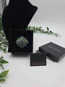 Broche prendedor cuadrado azul ornamentado Joan Rivers 2 pulgadas nuevo en caja - Imagen 1 de 6