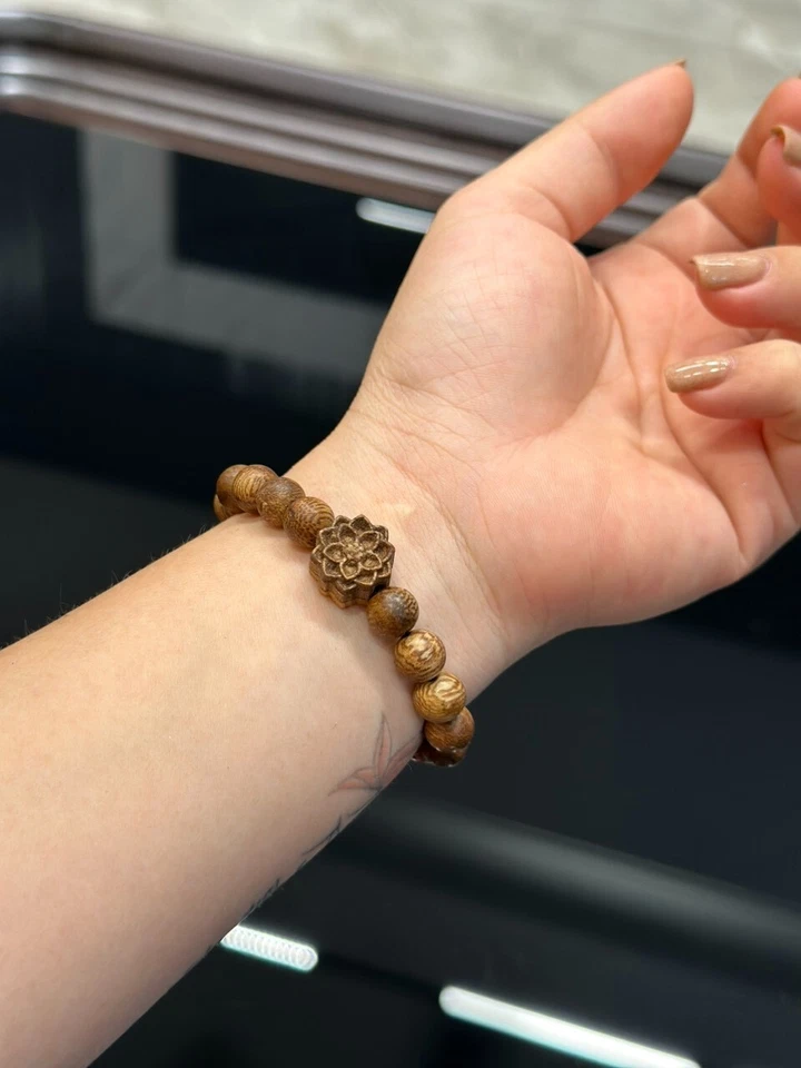 Pulsera artesanal de madera de agar Kien Viet de 8 mm con dije de loto - cuentas naturales Foto 1 de 4