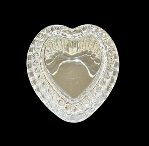 "Scatola portabandiera vintage Homco interni per interni ricciati vetro trasparente a forma di cuore con coperchio 2,75"" - Foto 1 di 9
