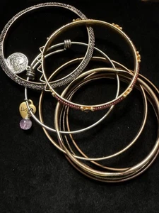 9 Preowned Bangle Bracelets Goldtone Pretty (Lot# 446) - Picture 1 of 6
