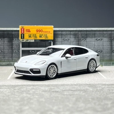 Carro modelo Porsche Panamera Turbo liga branca fundido edição limitada 1:64 - Imagem 1 de 4