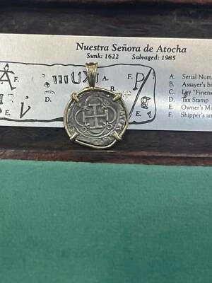 COLGANTE MONEDA PLATA NUESTRA SEÑORA DE ATOCHA EN BISEL ORO MACIZO 14KT HECHO A MANO Foto 1 de 4