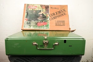 Estufa de campamento Coleman de dos quemadores de 1980 413H con caja usada funcionando con tanque - Imagen 1 de 21