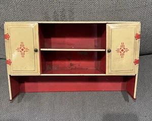 Vintage 1940er creme roter Wolverine Puppengröße Blech Strumpfhalter Oberschrank - Bild 1 von 3