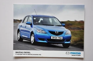 Foto de prensa de coche - Mazda 3 2005 diésel - azul - vista lateral/frontal - Imagen 1 de 1