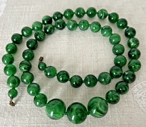 Vintage Graduate Green Marbled Lucite Necklace 31-inch-long Chunky Beaded - Picture 1 of 3