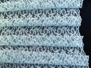 Tela de encaje festoneada con pergamino floral aguamarina antigua de 55" de ancho - Imagen 1 de 2