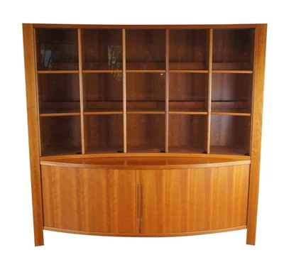 Vitrina danesa de mediados de siglo moderna de teca curvada China puertas de pandereta curiosidades Foto 1 de 4