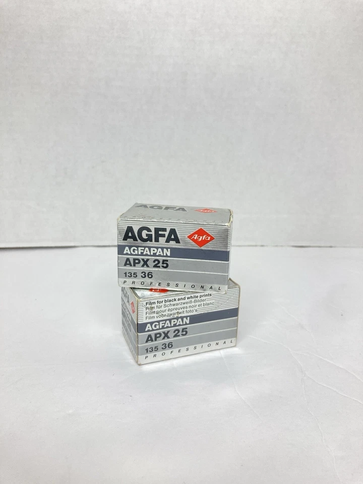 2 rollos de película Agfa APX 25 35 mm blanco y negro 36 exposiciones - caducado 07/1994 Foto 1 de 4