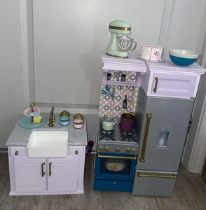 Juego de cocina American Girl para muñeca de 18” *TIENE DEFECTO* Accesorios incompletos - Imagen 1 de 24