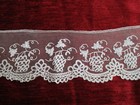 Dentelle fuseaux main appliquée sur tulle ancienne XIXe grappe de raisin