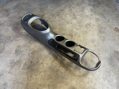 11-17 CONSOLA NISSAN JUKE PALANCA DE CAMBIOS BISEL MOLDURA PORTAVASOS OEM, P13611 B48000 Foto 1 de 4