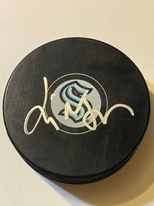 Seattle Kraken JANI NYMAN signierter Hockey Puck - Bild 1 von 1