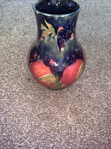 SUPERB WILLIAM MOORCROFT POMEGRANATE VASE 17.5cm Signed - Picture 1 of 7
