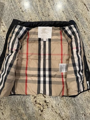 Chaleco de invierno Burberry para niños pequeños Foto 1 de 4
