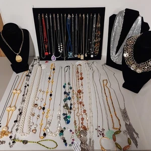 Lotto 40 pezzi vintage -ora bigiotteria costume/moda 35-collane 5-bracciali 2-orecchini  - Foto 1 di 20