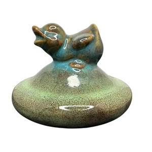 Estatuilla de decoración de cerámica artística peso de papel patito esmaltado sobre base redonda - Imagen 1 de 5
