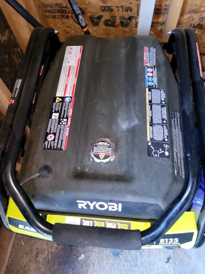 Generador portátil a gasolina RYOBI 6.500 vatios con sensor de apagado de CO Foto 1 de 1
