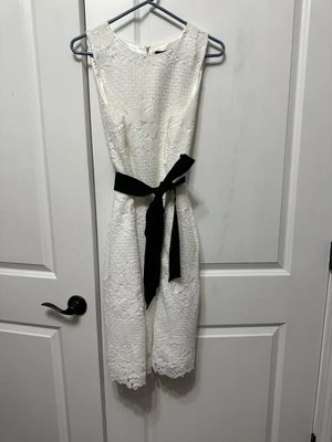 Vestido White House Black Market branco ilhós com cinto preto - Imagem 1 de 4