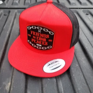 🔥 Dixxon Friends in Low Places schwarz rot Flatbill Trucker Snapback Mütze 🔥 - Bild 1 von 2