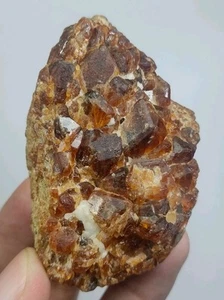 240 g atemberaubende Hessonit Granat Kristalle auf Matrix mit tiefer Farbe - Pakistan - Bild 1 von 16