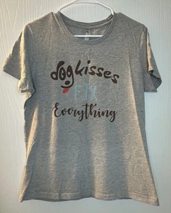T-shirt casual manica corta grigia "Dog Kisses Fix Everything" donna divertente - Foto 1 di 5