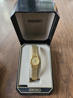 Reloj Seiko Mujer 20mm Esfera Dorada Tono Dorado Redondo 1N01-0E19 Batería Nueva Foto 1 de 4