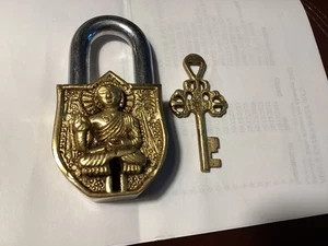 Candado de latón indio vintage tallado a mano de metal con llave cerradura hecha a mano dios hindú - Imagen 1 de 4