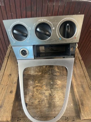 2004-08 Pontiac Vibe Heater A/C Control w/Trim OEM 88973322 - Image 1 of 2