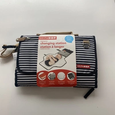 Nova embreagem de fraldas Pronto Skip Hop 2 em 1 estação de troca listras pretas e brancas - Imagem 1 de 4