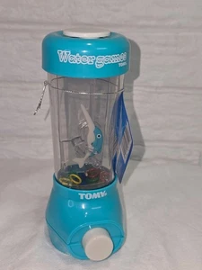 Neu mit Etikett Tomy Delphin Wasserspiel handgehaltenes Tauchspiel Retro-Stil nur Wasser hinzufügen! - Bild 1 von 6