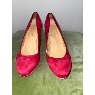 Zapatos de salón Ivanka Trump de gamuza roja con plataforma de espuma viscoelástica clásicos punta redonda tacones altos Foto 1 de 4