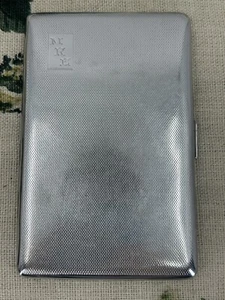 Caja de cigarrillos vintage años 50 cromada motor torneada grabada inicializada MRE - Imagen 1 de 12
