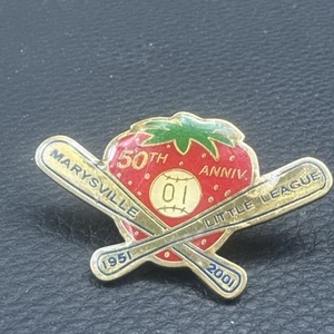 Prendedor de solapa de fresa de béisbol de las Pequeñas Ligas 2001 Marysville WA 50 aniversario - Imagen 1 de 1