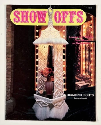 1978 SHOW OFFS libro di modelli macramè PIANTANE ORNATE anni 70 kitsch INTERIOR DESIGN - Immagine 1 di 4