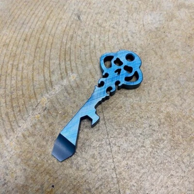 Cuchillos Chaves Cepillado Azul Anodizado Titanio Esqueleto Llave Prybar - ¡Nuevo! Foto 1 de 2