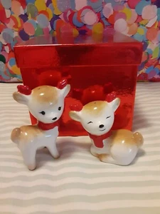 Hallmark Weihnachten Salz & Pfefferstreuer, 2 Rentiere (1 stehend und 1 sitzend) - Bild 1 von 6