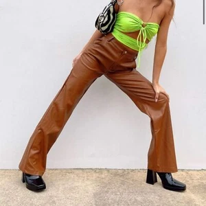 Pantaloni Princess Polly vegan in pelle marrone 6 - Foto 1 di 10