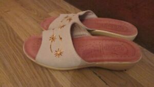 Fly Flot ladies slip on mules size 5 fab cond