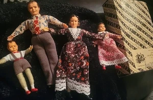 Vintage Concord Poseable Dollhouse Familie mit 4 Figuren Puppen in Box Neu aus altem Lagerbestand - Bild 1 von 4